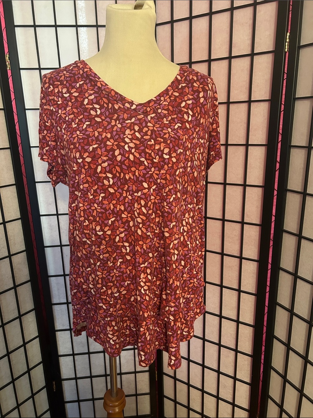 Latched Mama Burgundy Leaf-Print V-Neck Short Sleeve Top for Nursing/Maternity